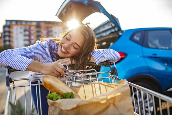 ショッピングに持ち込む 食料品の幸せな女の子 食料品店 スーパーマーケットでの美しい若い女性のショッピング 食料品の買い物をしました 駐車場で買い物をした女性 — ストック写真