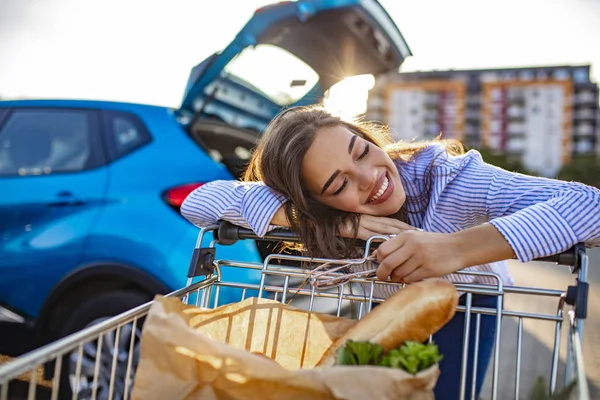 Einkaufen Glückliches Mädchen Mit Lebensmitteln Schöne Junge Frau Beim Einkaufen — Stockfoto