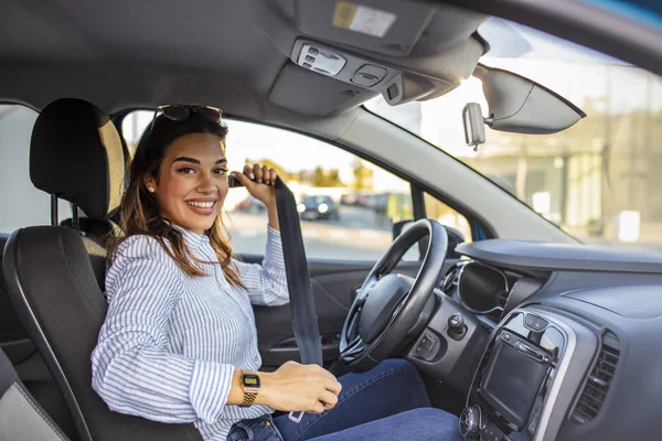 Sikkerhed Først Smukke Kaukasiske Dame Fastgørelse Bil Sikkerhedsbælte Køn Ung - Stock-foto
