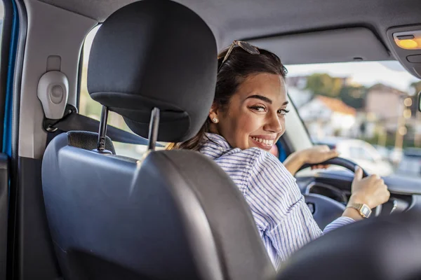 Gülümseyen Kadın Arabada Oturuyor Arkasına Bakıyor Hoş Görünümlü Mutlu Yüzlü — Stok fotoğraf