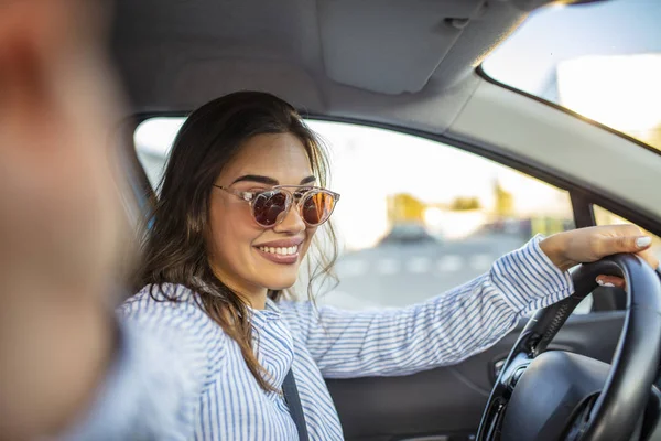 Smuk Ung Kvinde Passagersædet Bil Tager Selfie Carfie Selfie Bilen - Stock-foto