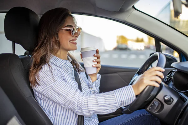 Ευτυχισμένη Νεαρή Γυναίκα Καφέ Οδηγεί Αυτοκίνητό Της Μια Γυναίκα Πίνει — Φωτογραφία Αρχείου