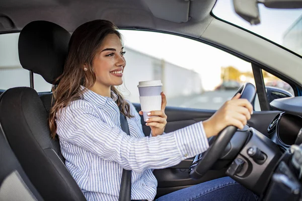 Szczęśliwa Młoda Kobieta Kawą Kierowania Autem Widok Boku Kobiety Jadącej — Zdjęcie stockowe