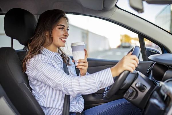 Lykkelig Ung Kvinde Med Kaffe Til Køre Sin Bil Side - Stock-foto