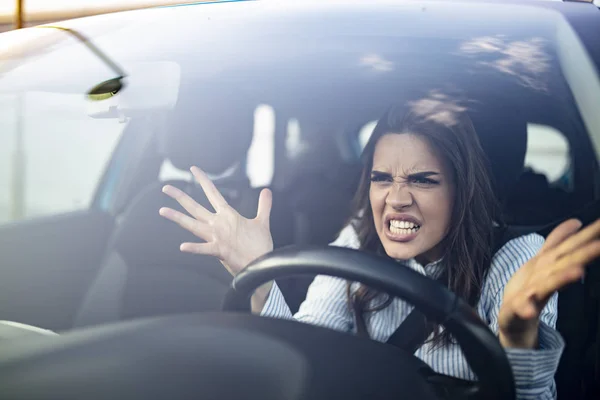 Portret Okna Niezadowolony Zestresowany Wściekły Wkurzony Kobieta Jazdy Samochodem Irytowany — Zdjęcie stockowe