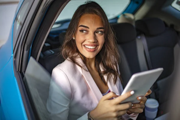 Gyönyörű Üzletasszony Használ Egy Tabletta Mosolyog Miközben Hátsó Ülésen Kocsiban — Stock Fotó