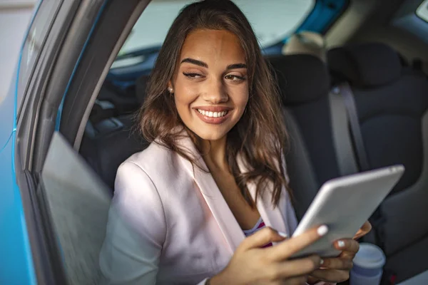 Eine Fröhliche Junge Frau Liest Nachrichten Tablet Während Sie Taxi — Stockfoto