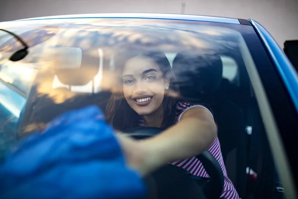 Chica Joven Con El Coche De La Limpieza De La Esponja Foto de