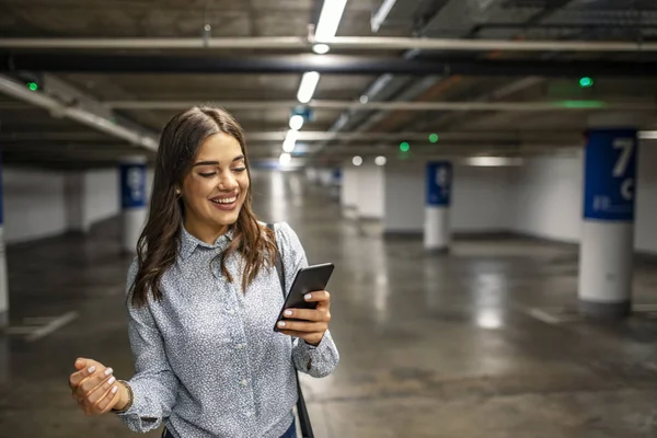 Portrait Successful Businesswoman Texting Phone Underground Parking Fashionable Young Woman — Stock Photo, Image