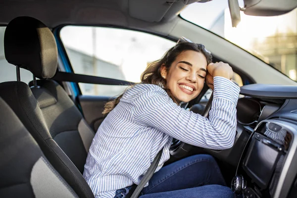 Jovem Alegre Mulher Desfrutando Novo Carro Abraçando Volante Sentado Dentro — Fotografia de Stock