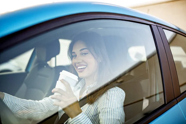 Glückliche Junge Frau Mit Kaffee Zum Autofahren Frau Nippt Einem — Stockfoto