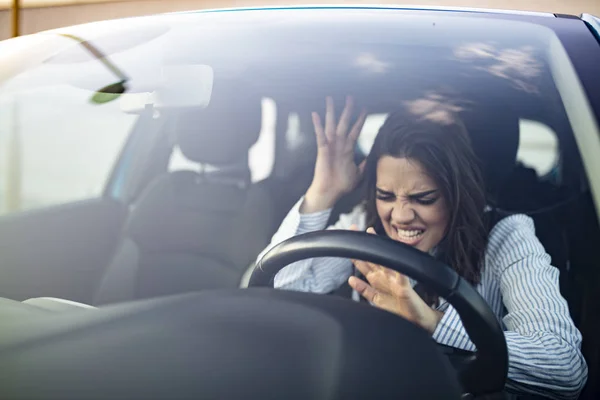 Portret Bliska Wściekła Młoda Siedząca Kobieta Wkurzona Przez Kierowców Przed — Zdjęcie stockowe
