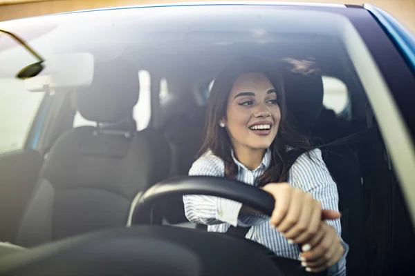 Belle Jeune Femme Souriante Heureuse Conduisant Nouvelle Voiture Coucher Soleil — Photo