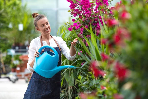 Tukang Kebun Komersial Menyiram Bunga Happy Florist Menyiram Tanaman Rumah — Stok Foto