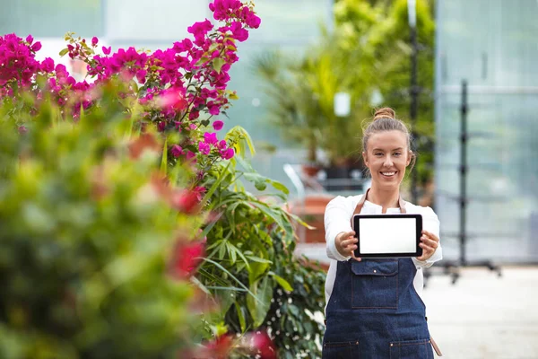 Trabalhadora Jardim Feminino Segurando Tablet Branco Jovem Atraente Centro Flores — Fotografia de Stock