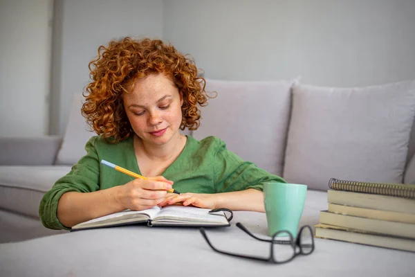 Feliz Linda Dama Casa Escribir Notas Diario Mientras Que Beber —  Fotos de Stock