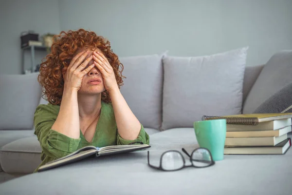 Plano Completo Una Joven Estudiante Que Estudia Casa Mostrando Dedicación —  Fotos de Stock