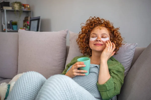 Giovane Donna Salotto Che Beve Caffè Mentre Indossa Una Maschera — Foto Stock