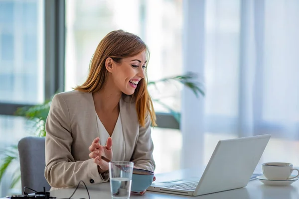 Hermosa Joven Sentada Escritorio Una Oficina Almorzando Usando Una Computadora —  Fotos de Stock