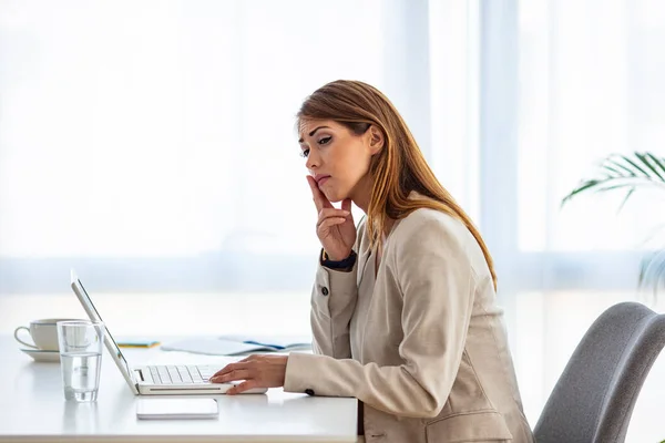 Sento Stanco Stressato Quando Finira Questa Giornata Imprenditrice Donna Con — Foto Stock