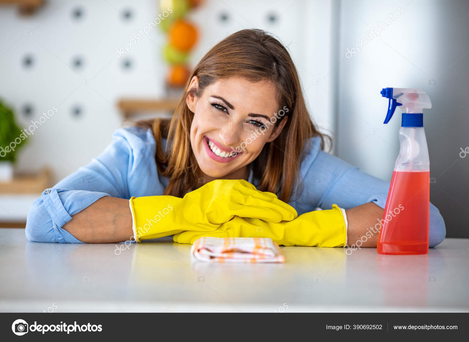 Rindo De Uma Jovem Dona De Casa Posando Durante a Limpeza Geral