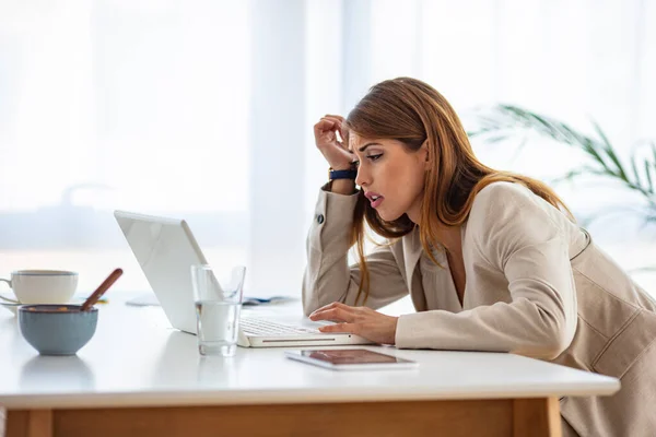 Depressieve Zakenvrouw Wrijft Ogen Het Kantoor Portret Van Een Depressieve — Stockfoto