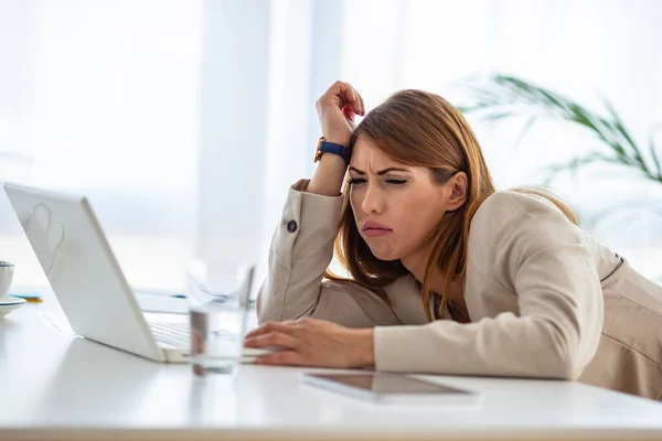 オフィスで目をこすり疲れビジネス女性 彼女のオフィスで過度にストレスを感じている若いビジネスマンのショット 片頭痛を持つストレス女性の社員 — ストック写真