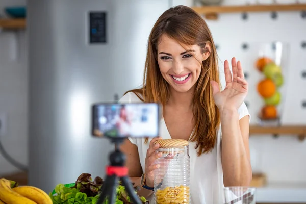 Vlog Lifetyle Saudável Mulher Adulta Média Vlogging Sua Cozinha Ela — Fotografia de Stock