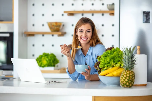 Foto Una Mujer Joven Usando Ordenador Portátil Mientras Desayunaba Cocina — Foto de Stock