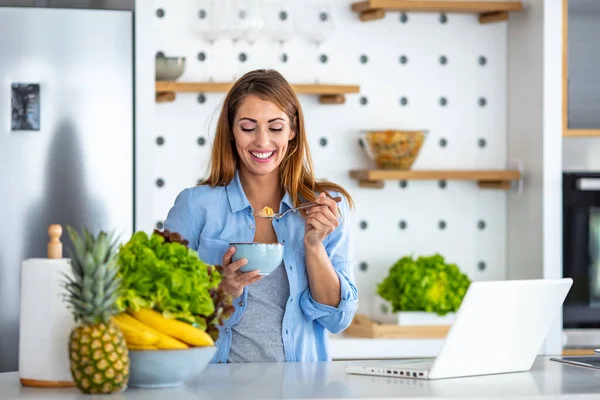 Bella Ragazza Sta Usando Computer Portatile Sorridente Mentre Piedi Cucina — Foto Stock