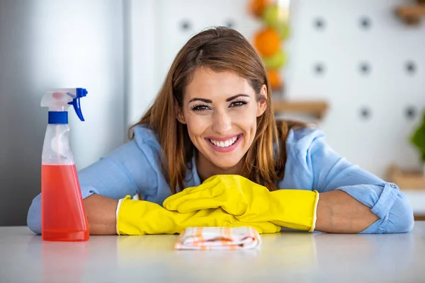 Sonriendo Joven Ama Casa Haciendo Tareas Usando Detergente Casa Ella — Foto de Stock