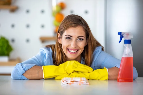 Sonriendo Joven Ama Casa Haciendo Tareas Usando Detergente Casa Ella — Foto de Stock