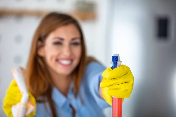 Zbliżenie Młodej Kobiety Sprzątającej Kuchnię Detergentem Kobieta Trzymająca Szmatę Detergent — Zdjęcie stockowe