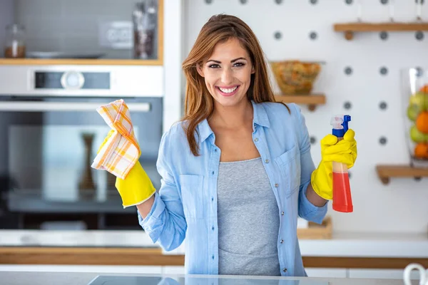 Una Joven Haciendo Tareas Domésticas Mujer Sosteniendo Herramientas Limpieza Mujer — Foto de Stock