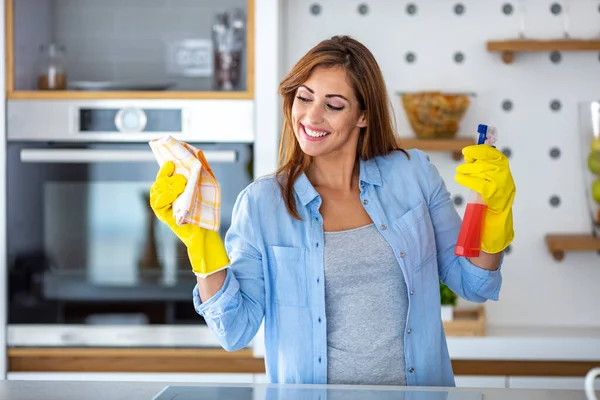 Mujer Sosteniendo Trapo Spray Detergente Botella Mujer Cocina Con Trapo — Foto de Stock