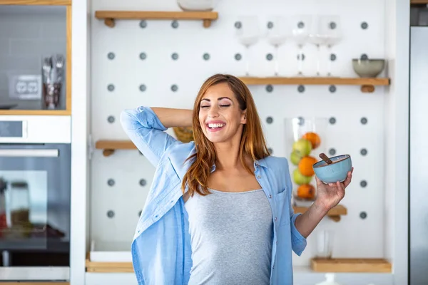 Mujer Sonriente Sosteniendo Tazón Durante Desayuno Cocina Hermosa Joven Comiendo — Foto de Stock