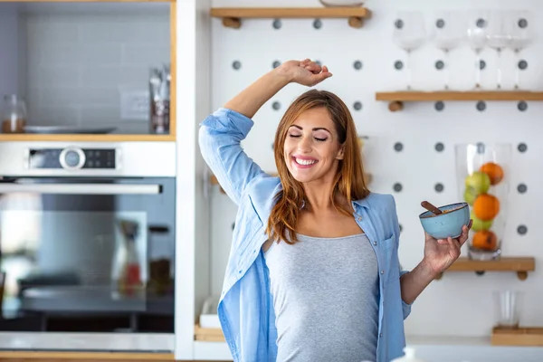 Mujer Sonriente Sosteniendo Tazón Durante Desayuno Cocina Hermosa Joven Comiendo — Foto de Stock