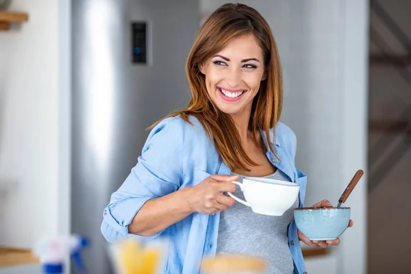 Joven Mujer Feliz Bebiendo Café Cocina Por Mañana Joven Mujer — Foto de Stock