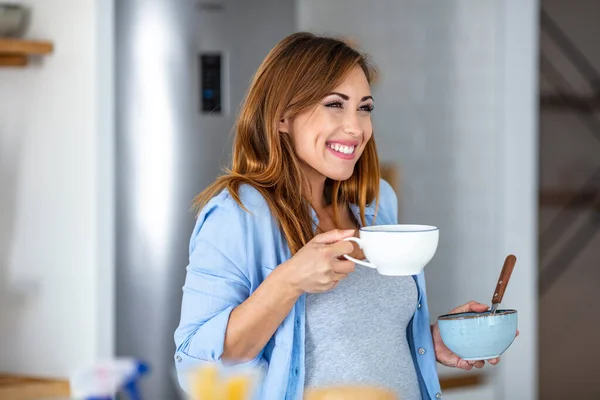 Χαμογελαστή Γυναίκα Που Πίνει Καφέ Νωρίς Πρωί Ζεστός Καφές Και — Φωτογραφία Αρχείου