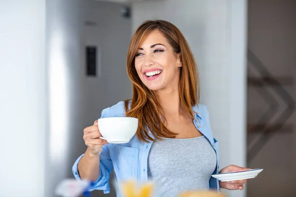 Een Vrouw Die Morgens Koffie Drinkt Keuken Een Vrouw Die — Stockfoto