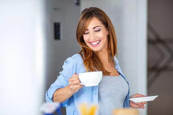 Schot Van Een Aantrekkelijke Jonge Vrouw Die Geniet Van Haar — Stockfoto