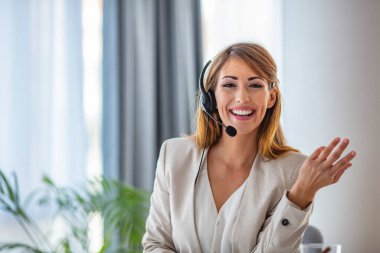 Müşteri destekleyici kadın gülümsüyor ve kameraya bakıyor. Çağrı merkezindeki telefon operatörünün portresi kulaklık takıyor. Ofiste çalışan neşeli bir yönetici..