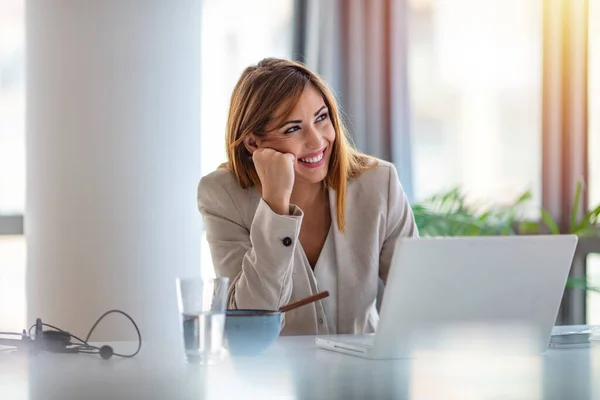 Trabajador Profesional Feliz Mujer Negocios Que Trabaja Línea Que Hace —  Fotos de Stock