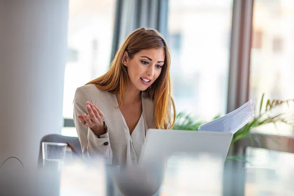 Giovane Donna Affari Studente Insegnante Tutor Indossare Auricolare Wireless Videoconferenza — Foto Stock