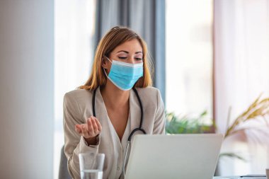 Webcam 'e bakan kadın doktor, video konferans. Video konferansı, uzman konuşması, danışmanlık, hastalara online yardım. Teknoloji, tıp, sağlık insanları kavramı