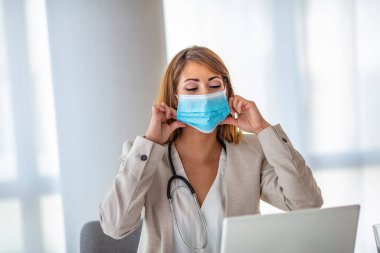 Orta yaşlı kadın doktor veya pratisyen hekimin vesikalık portresi ekranı görüntüsü, bilgisayardaki danışma istemcisi, hasta hastayla konuşan kadın hemşire, bilgisayardaki webcam konferansını kullan