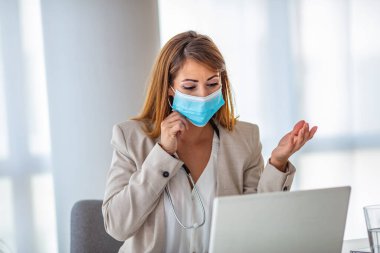 Sanal sohbetteki kamera danışmanı hastaya bakan kulaklık takan profesyonel bir kadın doktor. Hekim video uygulaması danışmanlığı kullanarak konuşuyor. Teletıp konsepti. Web kamerası görünümü
