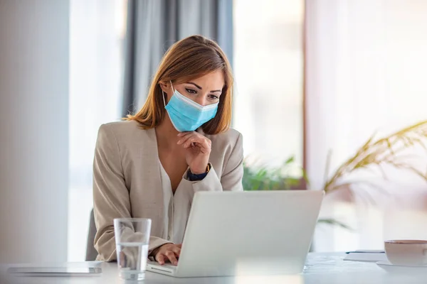 Funcionária Usando Máscara Facial Médica Enquanto Trabalhava Escritório Negócios Durante — Fotografia de Stock