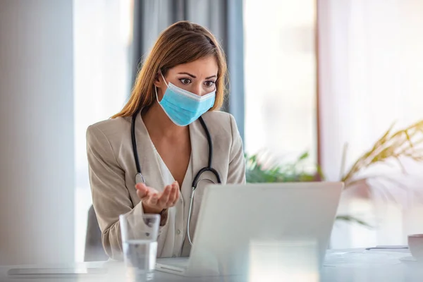 Női Orvosi Tanácsadás Segítség Betegnek Online Orvos Laptopot Használ Videohívásra — Stock Fotó