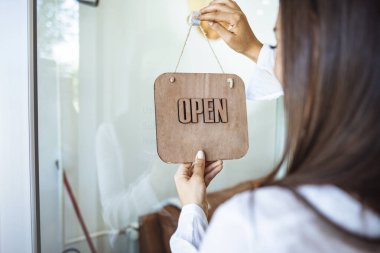Açık tabela yerel işletme desteği. Şu an açık destek veren yerel işletmeler olduğumuzu söyleyen bir iş tabelası. Kafe veya restoran girişinde asılı duruyor. Dükkan veya mağaza penceresindeki açık tabelayı kapat.